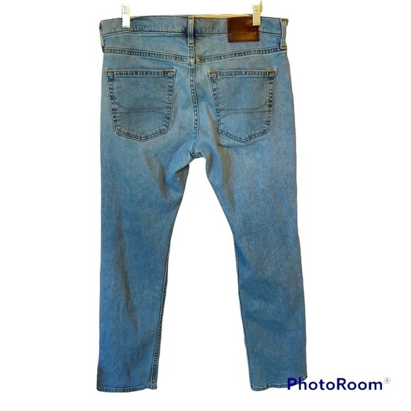 Hollister Light Wash Jeans Mens Size 32 Straight Leg Epic Flex Distressed - Picture 2 of 12